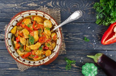 Tavuk ve sebze güveç