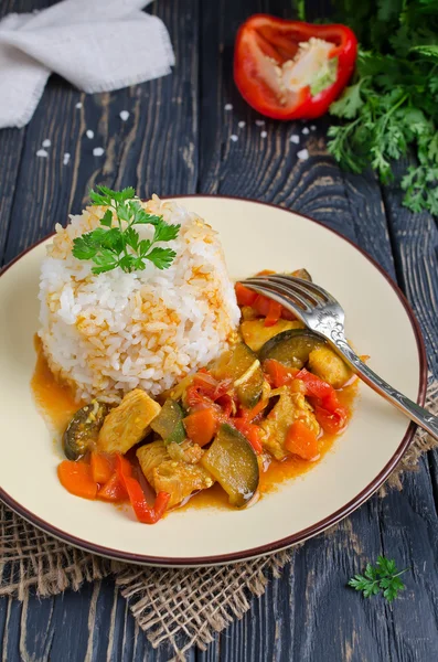 Rijst en stoofpotje met kip en groenten — Stockfoto