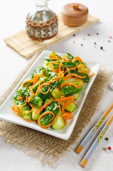 Огуречный салат с морковью — стоковое фото