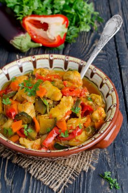 Tavuk ve sebze güveç