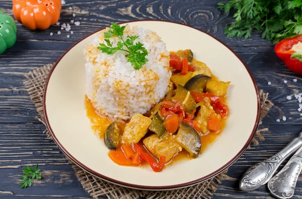 Rice and stew with chicken and vegetables — Stock Photo, Image