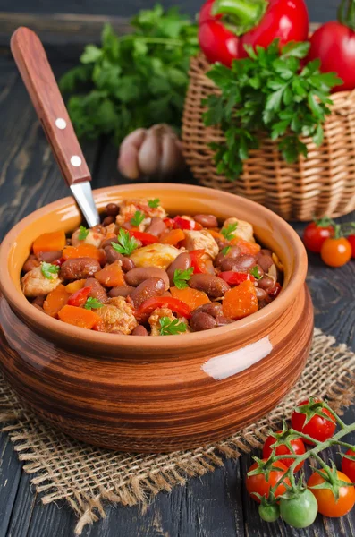 Vegetable stew with chicken and beans — Stock Photo, Image