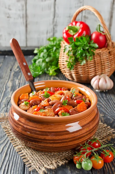 Gemüseeintopf mit Hühnchen und Bohnen — Stockfoto