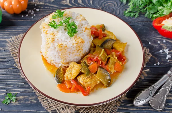 Рис и рагу с курицей и овощами — стоковое фото