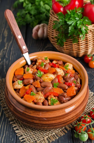 Gemüseeintopf mit Hühnchen und Bohnen — Stockfoto