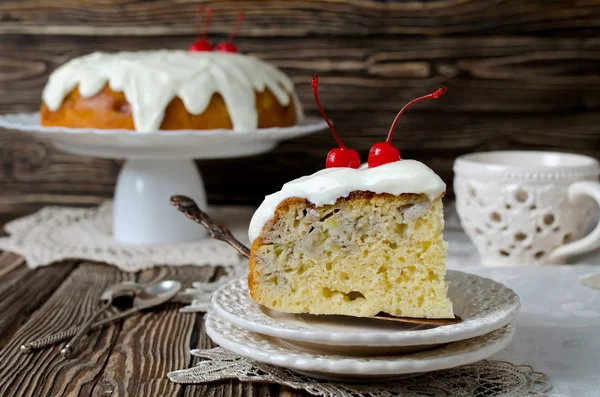 Cake with fruit and cream — Stock Photo, Image