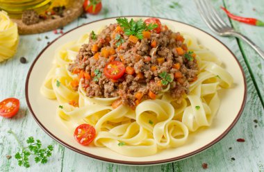 Bolognese yahni ile makarna