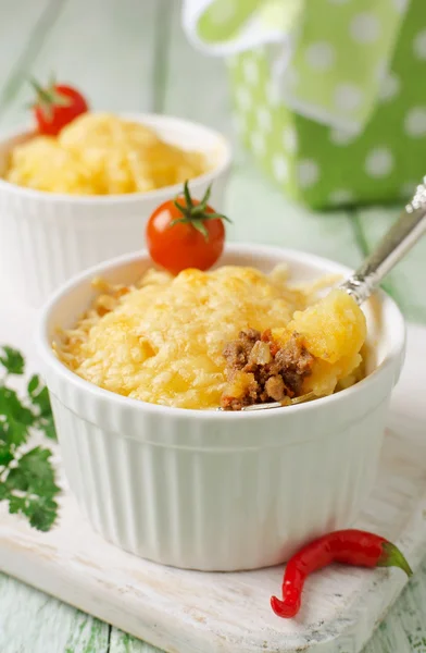 Caçarola com batatas e carne picada — Fotografia de Stock