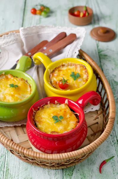 Braadpan met pasta en gehakt vlees — Stockfoto