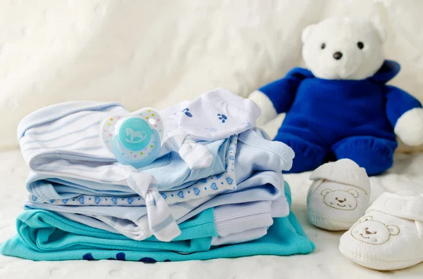 Yeni doğan için bebek kıyafetleri — Stok fotoğraf
