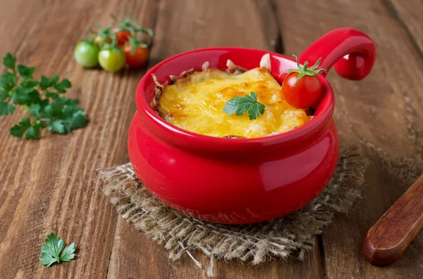 Auflauf mit Nudeln und Hackfleisch — Stockfoto