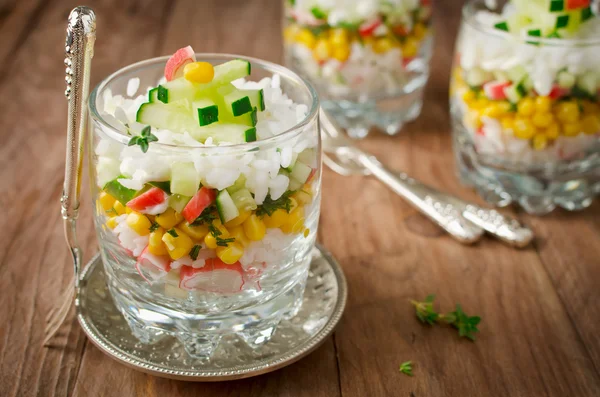 Salat mit Krabbenspießen — Stockfoto