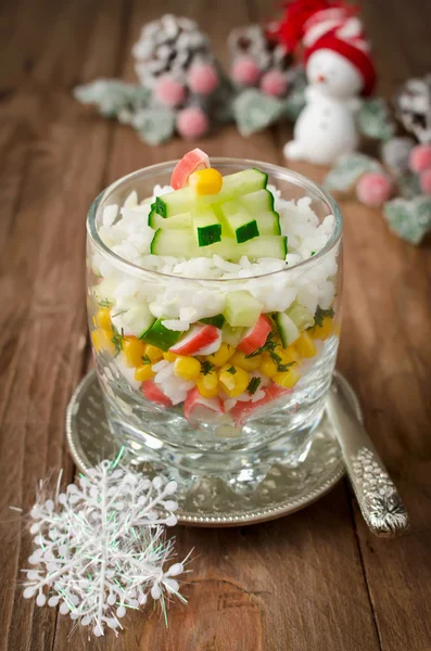 Salat mit Krabbenspießen — Stockfoto