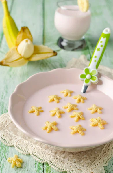 Йогурт с кукурузными звездами — стоковое фото