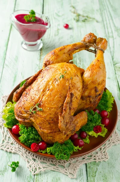 Жареная курица с клюквенным соусом — стоковое фото