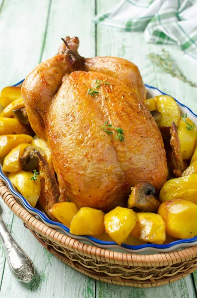 Pollo asado entero con patatas y champiñones —  Fotos de Stock