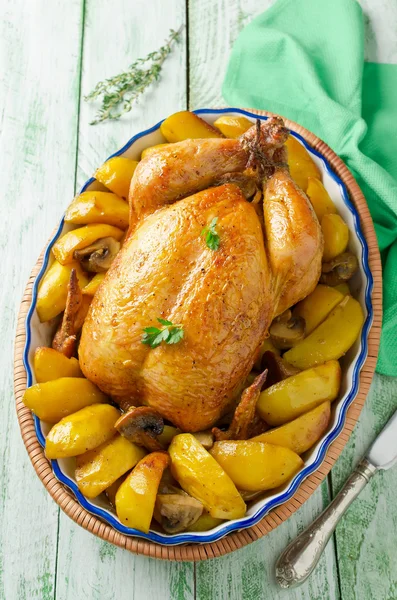 Целый жареный цыпленок с картошкой и грибами — стоковое фото
