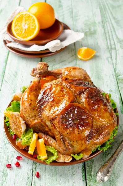 Whole roasted chicken with oranges — Stock Photo, Image