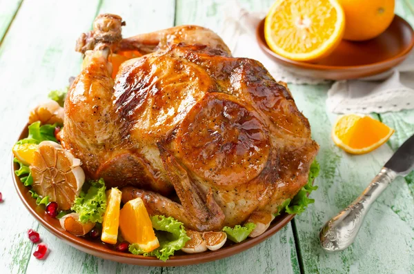 Whole roasted chicken with oranges — Stock Photo, Image