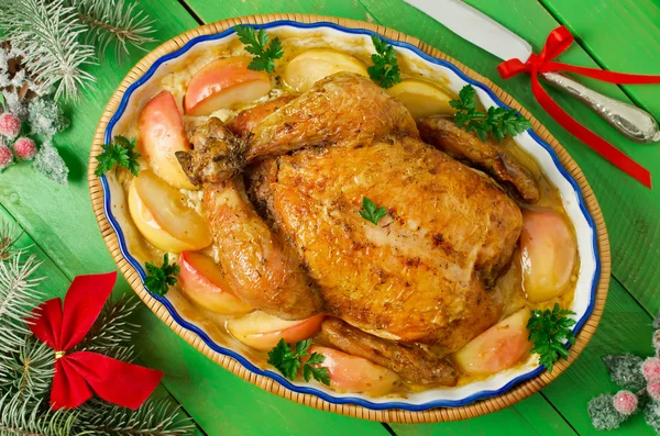 Целая жареная курица с яблоками и сливочным соусом — стоковое фото