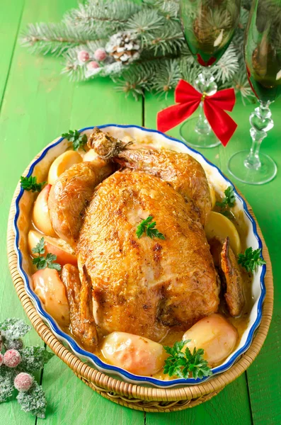Whole roasted chicken with apples and cream sauce — Stock Photo, Image