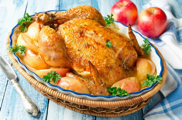 Whole roasted chicken with apples and cream sauce — Stock Photo, Image