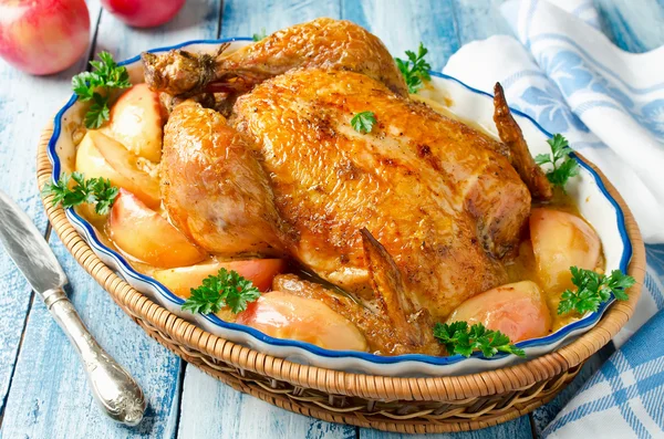 Целая жареная курица с яблоками и сливочным соусом — стоковое фото