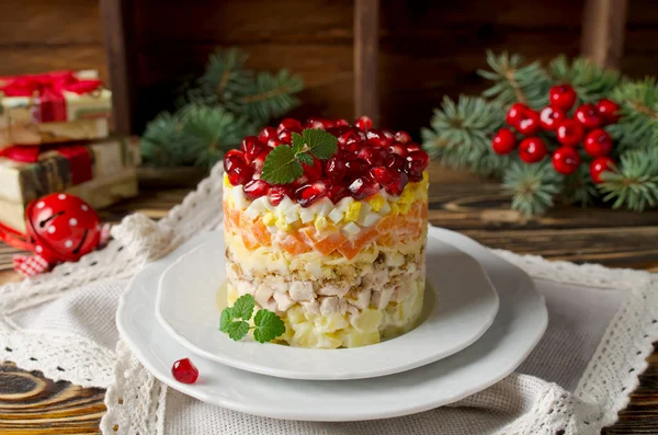 Gelaagde salade van groenten op vakantie tafel — Stockfoto