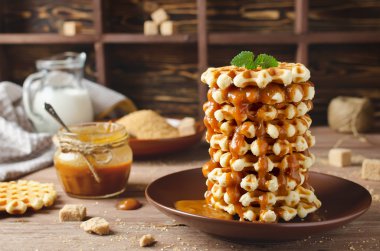 Belçika şeker waffle karamel sos ile