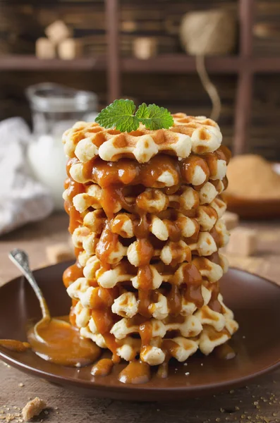 Gaufres de sucre belges à la sauce caramel — Photo