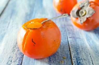 Olgun tatlı persimmons ahşap tablo