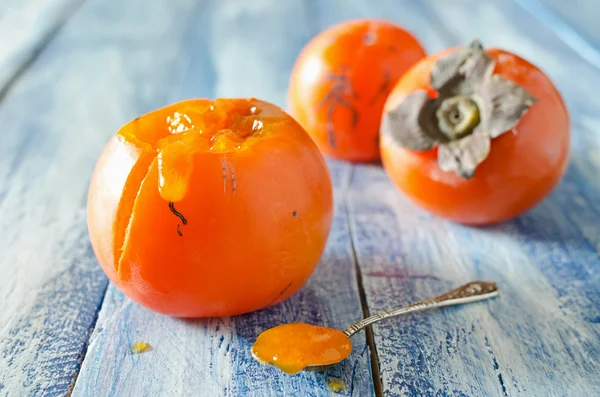Dojrzałe słodkie persimmons na drewnianym stole — Zdjęcie stockowe