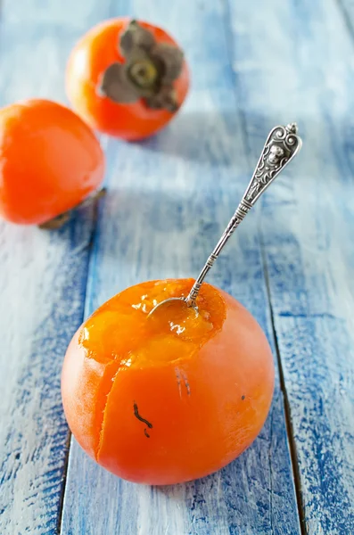 木製のテーブルに熟した甘い柿 — ストック写真