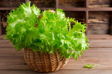 Ahşap arka plan üzerinde taze, yeşil marul