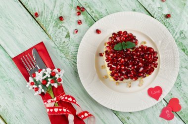 Katmanlı salata sebze tatil tablo üzerinden. Düğün günü.