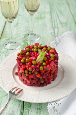 Geleneksel Rus ve Ukraynalı sebze salatası salata sosu