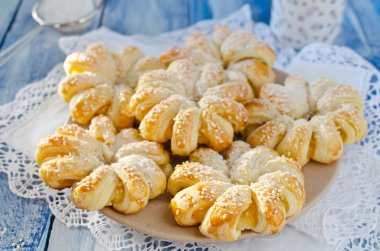 Pişmiş puf böreği yüzük ananas