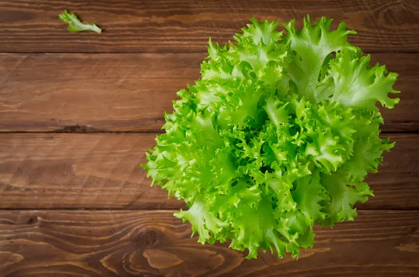 Свежий зеленый салат на деревянном фоне — стоковое фото