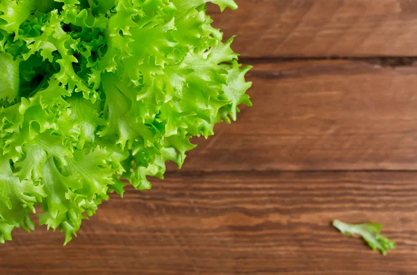 Frischer, grüner Salat auf Holzgrund — Stockfoto