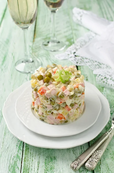 Російський традиційний салат Олів "є з овочами та м" ясом. — стокове фото