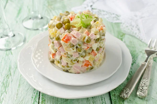 Salade traditionnelle russe Olivier aux légumes et viande — Photo