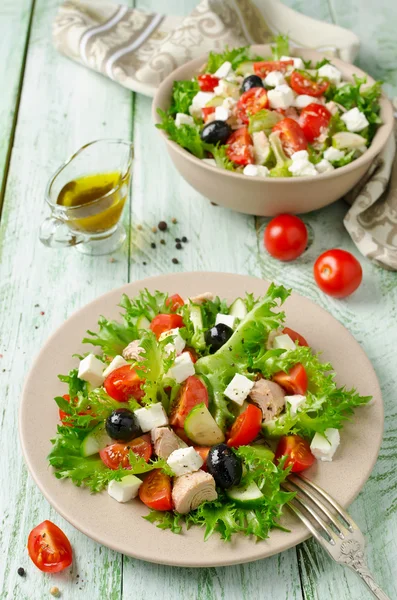 Свежий салат с тунцом, помидорами и огурцами — стоковое фото