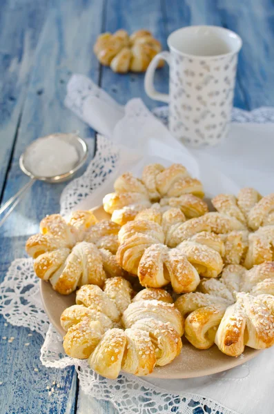 Gebackene Blätterteigringe aus Ananas — Stockfoto