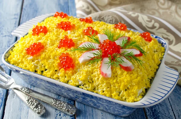 Ensalada con palitos de cangrejo y caviar —  Fotos de Stock