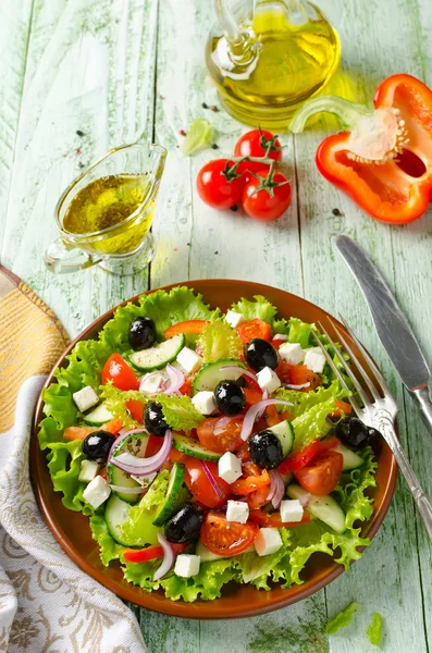 新鮮な野菜とギリシャのサラダ,フェタチーズと黒オリーブ — ストック写真