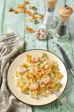 Krema soslu karides ile makarna