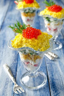 Yengeç sopa ve havyar salatası