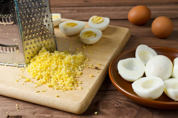Uova sode e grattugiate le uova su un tagliere — Foto Stock