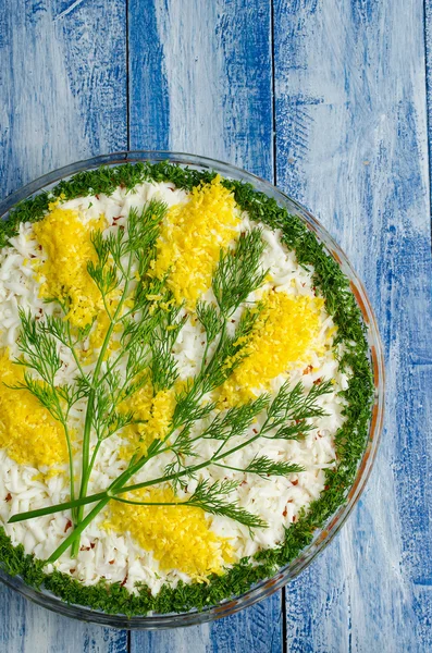 Ensalada con sardinas Mimosas sobre fondo de madera azul — Foto de Stock