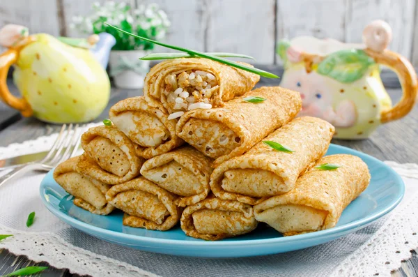 Rolt pannenkoeken gevuld met vlees en rijst — Stockfoto